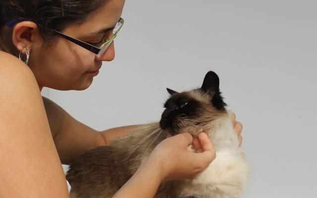 Milena acariciando a su gata Maggie